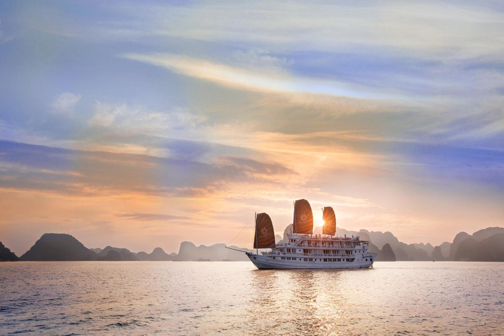 Hera Grand Luxury Cruise Ha Long Exterior photo