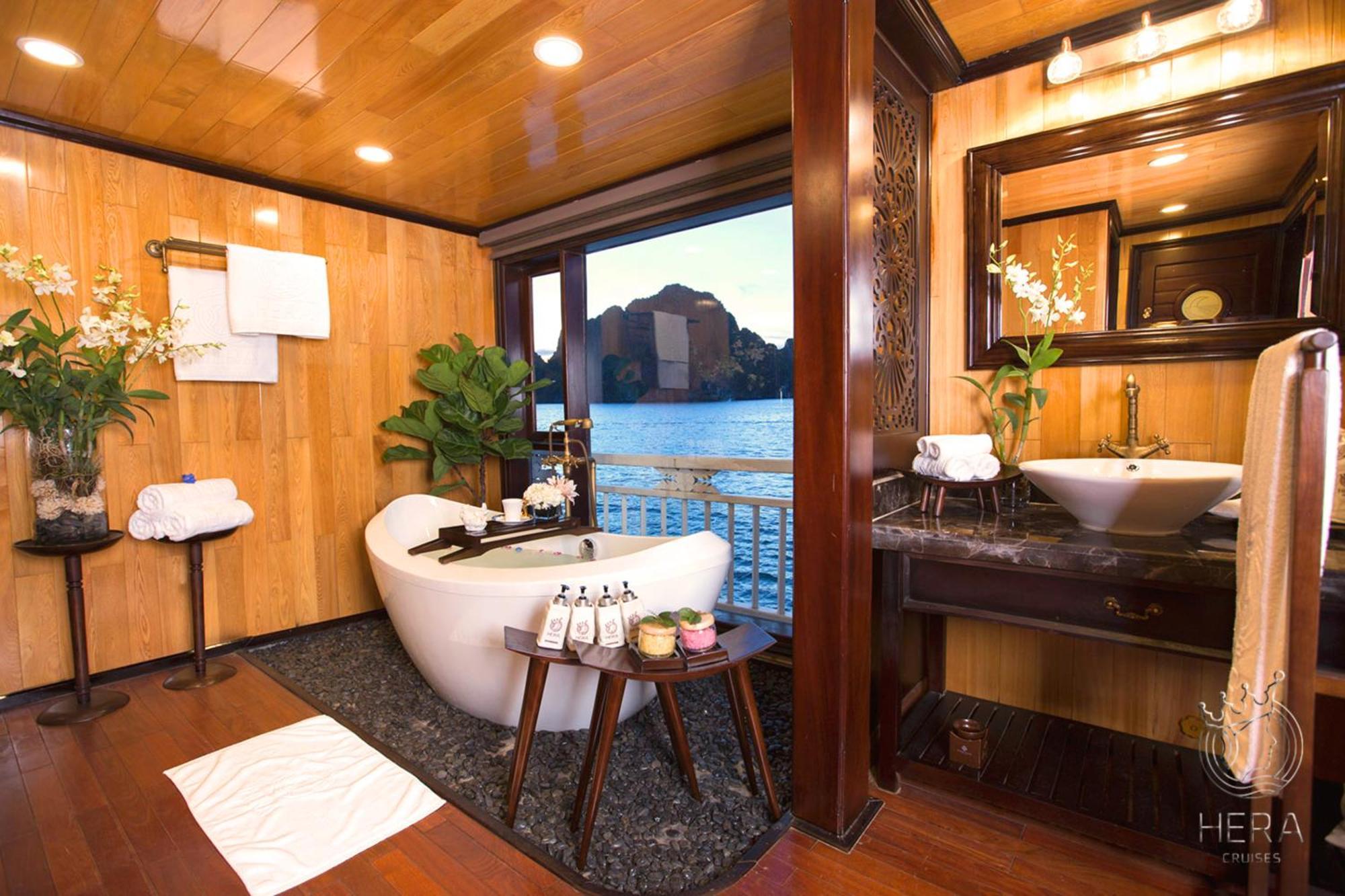 Hera Grand Luxury Cruise Ha Long Exterior photo