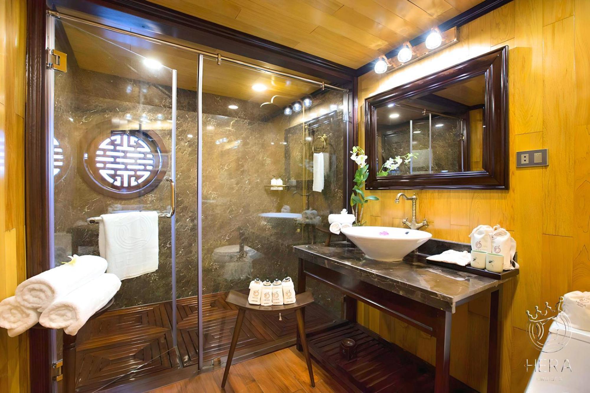 Hera Grand Luxury Cruise Ha Long Exterior photo